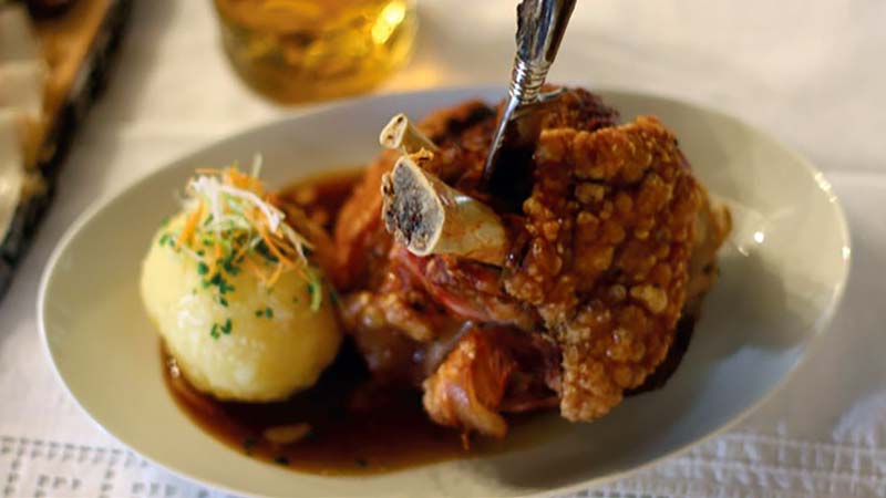 ofenfrische Schweinshaxe